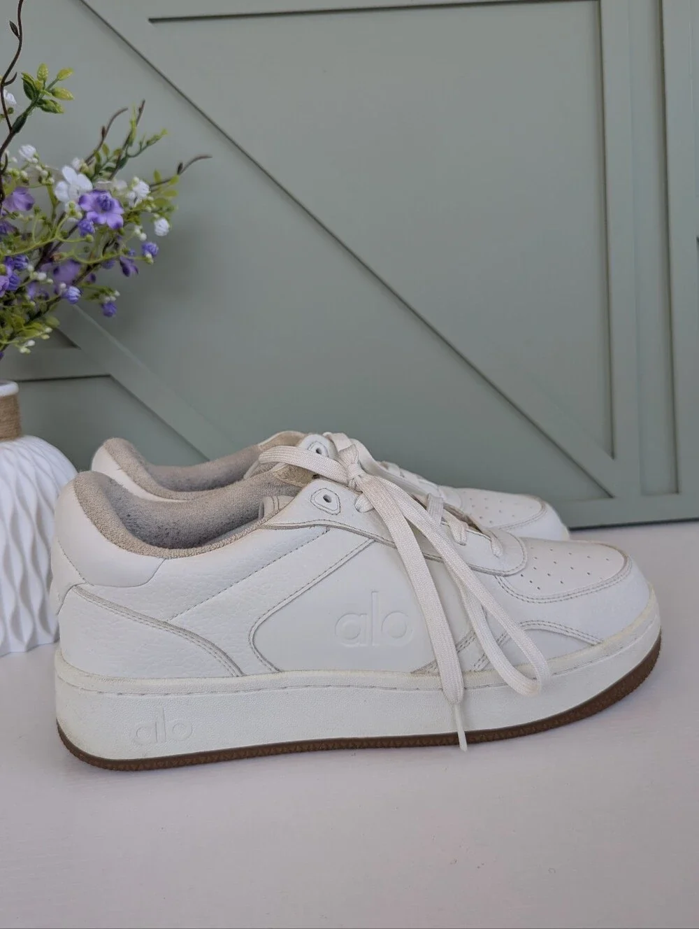 ALO Yoga White Women's Sneakers with Gum Sole - Picture 4 of 16